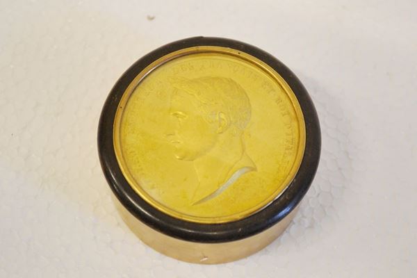 Bomboniera, sul coperchio Ã¨ riportata l'effige di Napoleone I e la scritta NapolÃ© Empereur des FranÃ§ et Roi d'Italie, diam. 8 cm, alt. cm 3,5