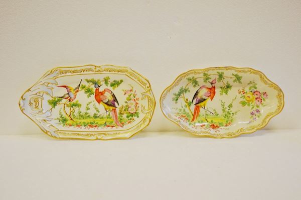Due antipastiere, in ceramica bianco-oro decorate con uccelli fantastici, cm 15x25,5 e cm 15,5x28