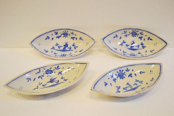 Quattro compostiere, in ceramica bianco-blu decorate a motivi vegetali, cm 14x27