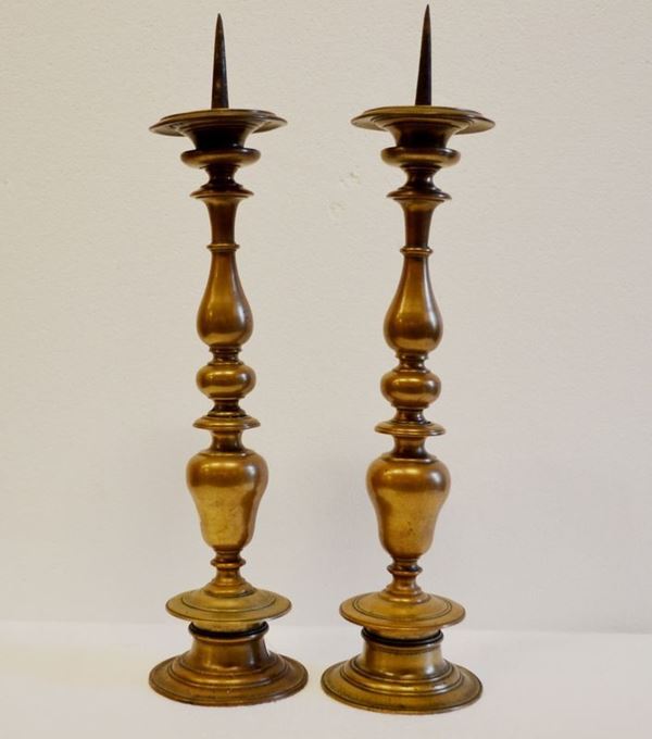Coppia di candelieri, in bronzo, alt. cm 51