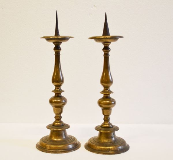 Coppia di candelieri, in bronzo, alt. cm 37,5