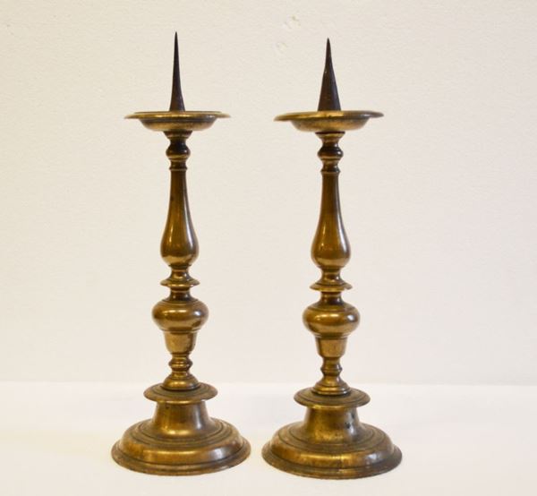 Coppia di candelieri, in bronzo, alt. cm 37,5  - Asta Gioielli,  Argenti, Mobili, Oggetti d'arte e Dipinti - Poggio Bracciolini Casa d'Aste