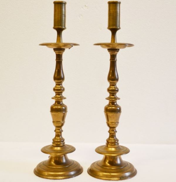 Coppia di candelieri, in bronzo, alt. cm 39