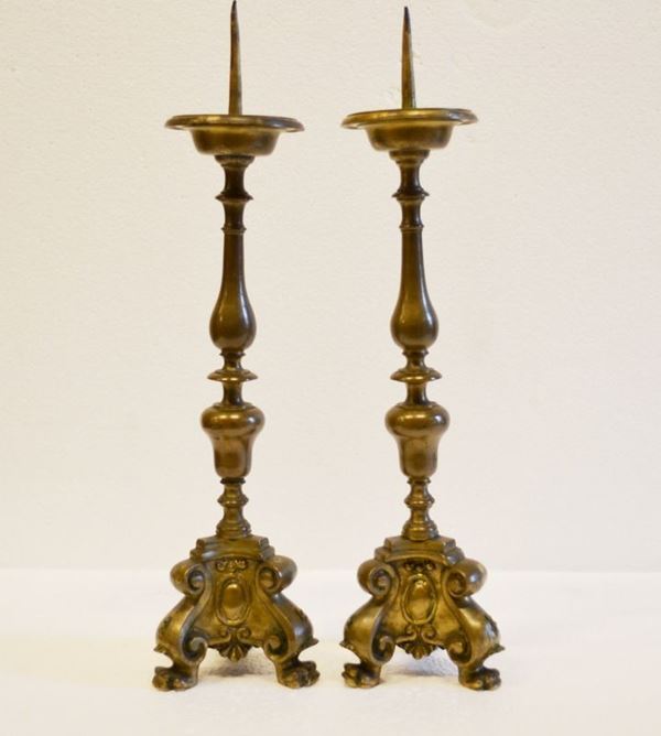 Coppia di candelieri, in bronzo, alt. cm 40,5