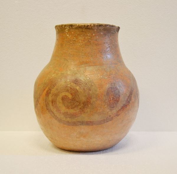 Vaso, in terracotta decorato a motivi spiraliformi, diam. cm 19, alt. cm 39