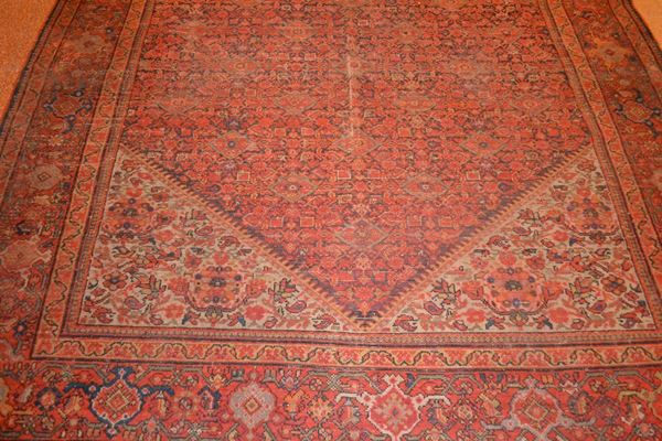 Tappeto persiano, fondo blu con fitto motivo geometrico rosso, cantonali avorio, cm 500x226, consunto