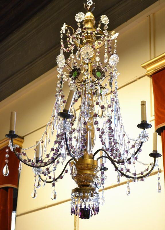 Lumiera, fusto in legno intagliato e dorato, sei bracci ricurvi, completa di pendagli e gocce in vetro color bianco, viola e verde, mancanze e restauri