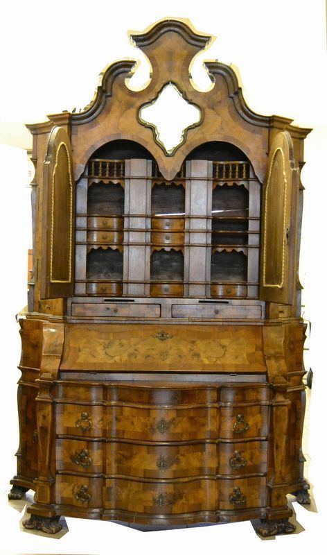 Trumeau, in stile 700, in noce sagomato a due corpi, sette sportelli di cui uno a ribalta, sette cassetti, cm 165x65x264, mancanze e sportelli non pertinenti