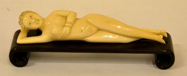 Sculturina, sec. XIX,   NUDO FEMMINILE DISTESO   in avorio su base in legno, cm 17,5x6