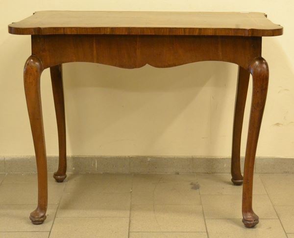 Tavolino, Emilia sec. XVIII, in noce con piano filettato, gambe mosse, cm 101x70x78,5
