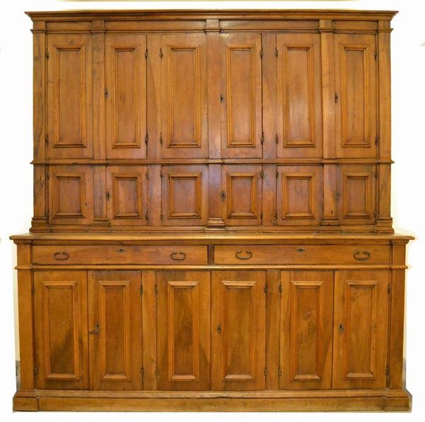 Mobile sacrestia, Toscana, sec. XVIII, in noce a due corpi, diciotto sportelli e due cassetti, cm 243x66x251  - Asta Gioielli,  Argenti, Mobili, Oggetti d'arte e Dipinti - Poggio Bracciolini Casa d'Aste