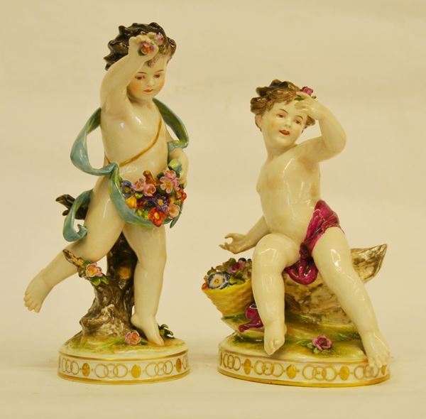 Coppia di sculture, sec. XX, in porcellana policroma, raffiguranti PUTTI CON FIORI, entrambi su base circolare, alt. cm 23 e cm 20  - Asta Gioielli,  Argenti, Mobili, Oggetti d'arte e Dipinti - Poggio Bracciolini Casa d'Aste