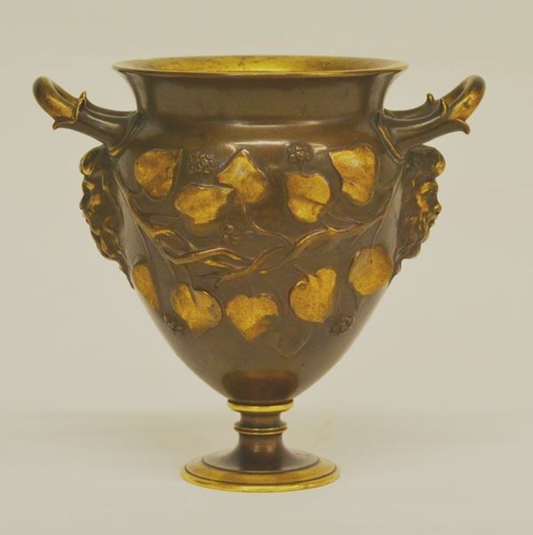 Coppa in bronzo, sec. XIX, decorata a foglie di edera, frutti e teste mitologiche, alt. cm 13 e diam. cm 9, firmata F. Levillain e F. Barbedienne