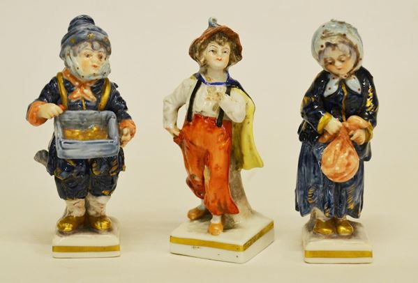 Tre statuine, sec. XX, in porcellana policroma, raffiguranti DUE DONNE E UN PASTORELLO, alt. cm 10 (3)  - Asta Gioielli,  Argenti, Mobili, Oggetti d'arte e Dipinti - Poggio Bracciolini Casa d'Aste
