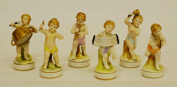 Sei piccole statuine, sec. XX, in porcellana policroma, raffiguranti PUTTI CON STRUMENTI MUSICALI, alt. cm 11 (6)  - Asta Gioielli,  Argenti, Mobili, Oggetti d'arte e Dipinti - Poggio Bracciolini Casa d'Aste