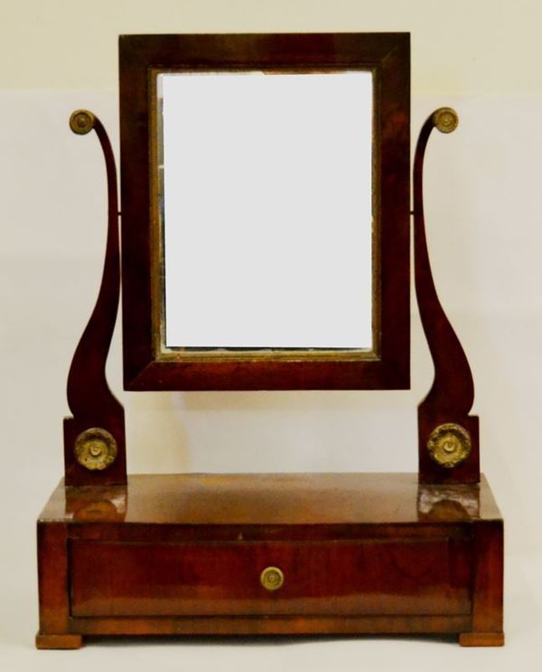 Piccola specchiera Impero a bilico, in noce, ad un cassetto, cm 40,5x21x54  - Asta Gioielli,  Argenti, Mobili, Oggetti d'arte e Dipinti - Poggio Bracciolini Casa d'Aste