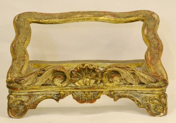 Piccolo leggio, sec. XVIII, in legno laccato, lumeggiato oro e sagomato, cm 37,5x32x20  - Asta Gioielli,  Argenti, Mobili, Oggetti d'arte e Dipinti - Poggio Bracciolini Casa d'Aste
