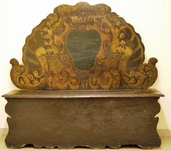 Panca, Italia centrale, sec. XVIII, in legno sagomato e laccato con stemma e seduta da alzarsi, cm 167x40x155