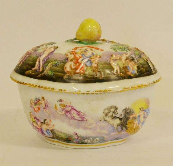 Bomboniera, manifattura di Capodimonte, sec. XIX, di forma ovale sagomata in porcellana policroma a scene mitologiche, coperchio con presa a pera, alt. cm 13  - Asta Gioielli,  Argenti, Mobili, Oggetti d'arte e Dipinti - Poggio Bracciolini Casa d'Aste