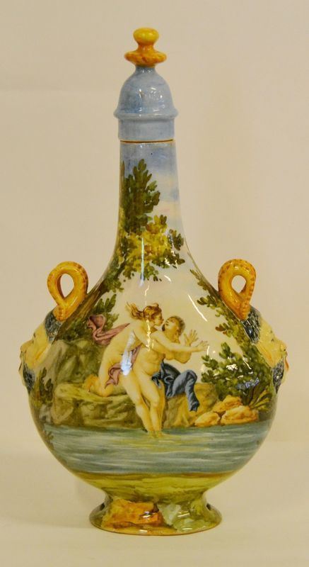 Fiaschetta da pellegrino , manifattura Ginori, 1880 circa, di forma schiacciata in maiolica policroma decorata a soggetto LA NINFA SALMACE E ERMAFRODITO, anse a mascheroni, tappo a vite, alt. cm 26  - Asta Gioielli,  Argenti, Mobili, Oggetti d'arte e Dipinti - Poggio Bracciolini Casa d'Aste