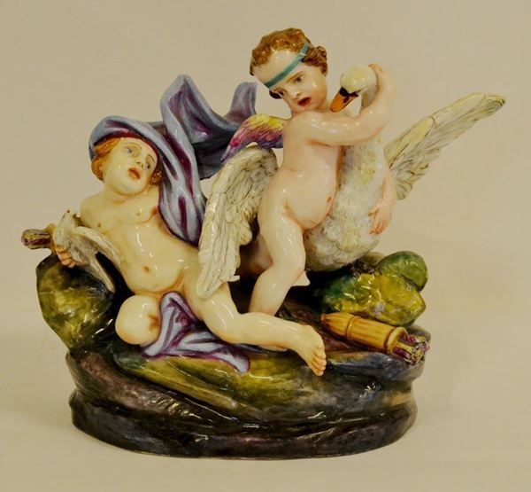 Un gruppo, manifattura di Capodimonte, sec. XIX, in porcellana policroma modellata ad amorini con cigno su base a finta roccia, alt. cm 16  - Asta Gioielli,  Argenti, Mobili, Oggetti d'arte e Dipinti - Poggio Bracciolini Casa d'Aste