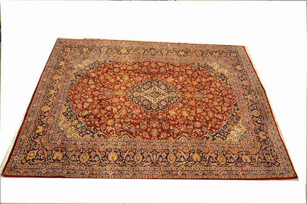 Tappeto persiano KEISHAN fine, di vecchia manifattura, campo a motivo floreale con medaglione centrale e bordura blu, cm 410x305