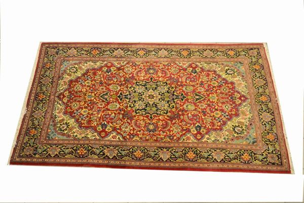 Tappeto persiano QUM extra fine, con lana kork, fondo rosso a motivo floreale con medaglione centrale e bordura blu e beige, cantonali celesti, cm 260x152  - Asta Gioielli,  Argenti, Mobili, Oggetti d'arte e Dipinti - Poggio Bracciolini Casa d'Aste