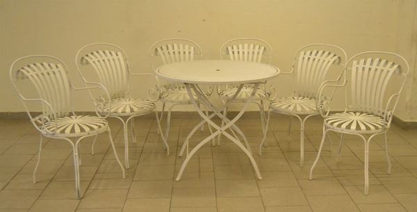 Tavolo e sei sedie da giardino, sec. XX, in ferro battuto laccato bianco, da restaurare
