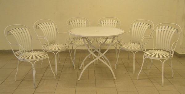 Tavolo e sei sedie da giardino, sec. XX, in ferro battuto laccato bianco, da restaurare  - Asta Gioielli,  Argenti, Mobili, Oggetti d'arte e Dipinti - Poggio Bracciolini Casa d'Aste