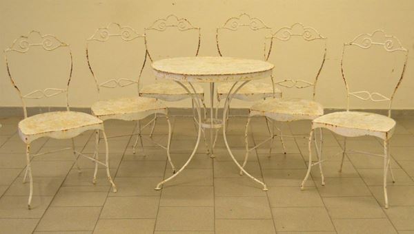 Tavolino e sei poltroncine da giardino, sec. XX, in ferro battuto, con schienale bombato