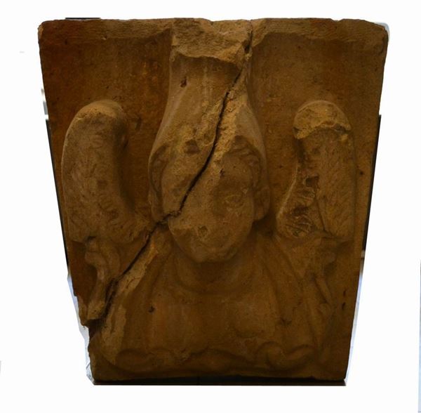 Frammento in pietra, sec. XVII, con figura alata in rilievo, cm 47x44, mancanze