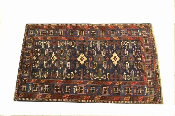 Tappeto caucasico SCIRVAN, fine sec. XIX, fondo blu a motivo detto a pugnale, con fiori stilizzati, cm 254x154
