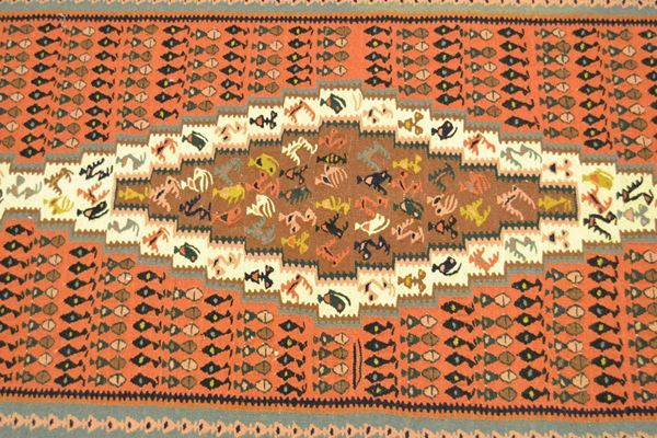 Tappeto persiano KILIM, con colori vegetali naturali, fondo rosso, campo a motivo di animali e uccelli stilizzati con vari medaglioni color avorio, cm 290x70