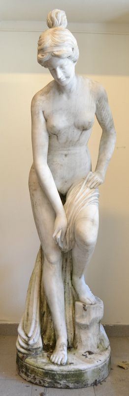 VENERE, sec. XX, in marmo, alt. cm 178