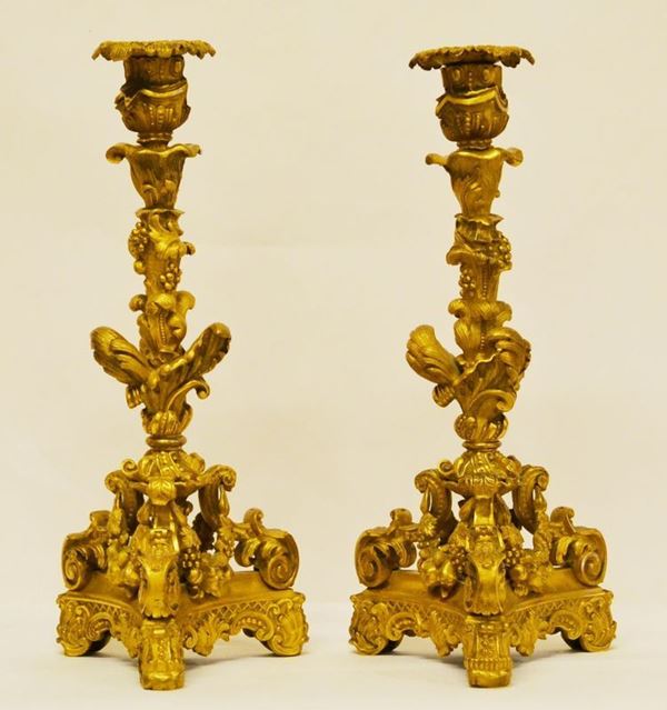 Coppia di candelieri, inizi sec. XX, in bronzo lavorato con finale a tripode, alt. cm 33