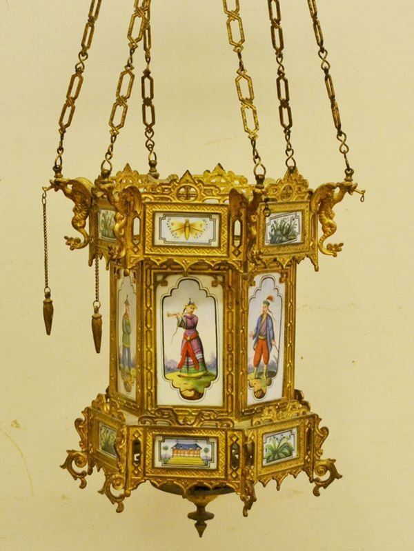 Piccola lumiera, Francia, inizi sec. XX, in metallo dorato e lavorato, con formelle in ceramica decorata a figure orientali, difetti