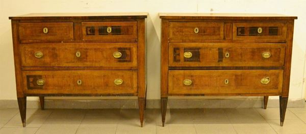 Coppia di cassettoni, stile 700, in noce decorato a motivi geometrici, quattro cassetti con maniglie in ottone, gambe troncopiramidali, cm 100x47,5x86, difetti