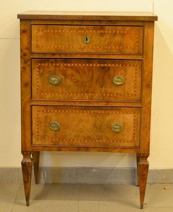 Comodino, stile Luigi XVI, in noce,  tre cassetti, gambe troncopiramidali, cm 60x35x88