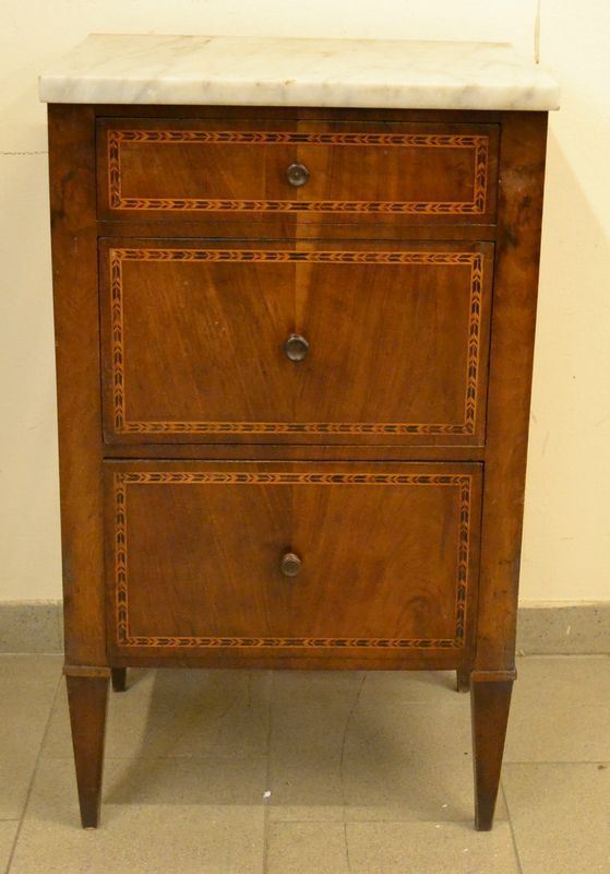 Comodino, Luigi XVI, in noce, a tre cassetti, piano in marmo, gambe troncopiramidali, cm 54x45x91,5