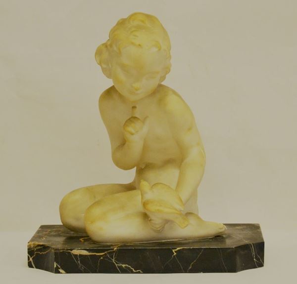 Scultura, sec. XX   BAMBINA CON VOLATILE   in alabastro su base in marmo, alt. cm 30   firmata sulla base L. Morelli Florence