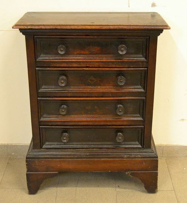 Credenzino, sec. XIX, in noce, a quattro cassetti, piedi a lira, cm 66,5x29x85, da restaurare