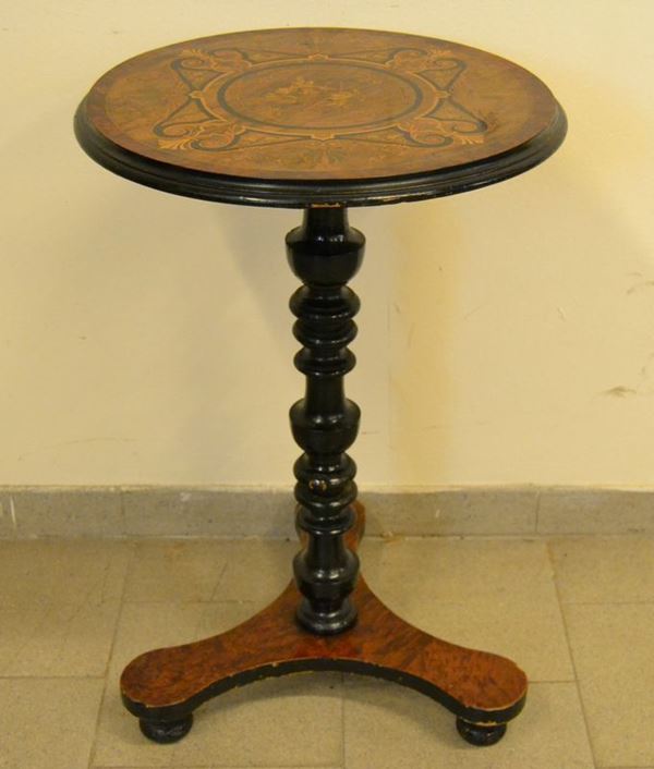 Tavolino tondo, sec. XIX, in noce intarsiato, con fusto tornito su base a tripode, alt. cm 77, diam. cm 49