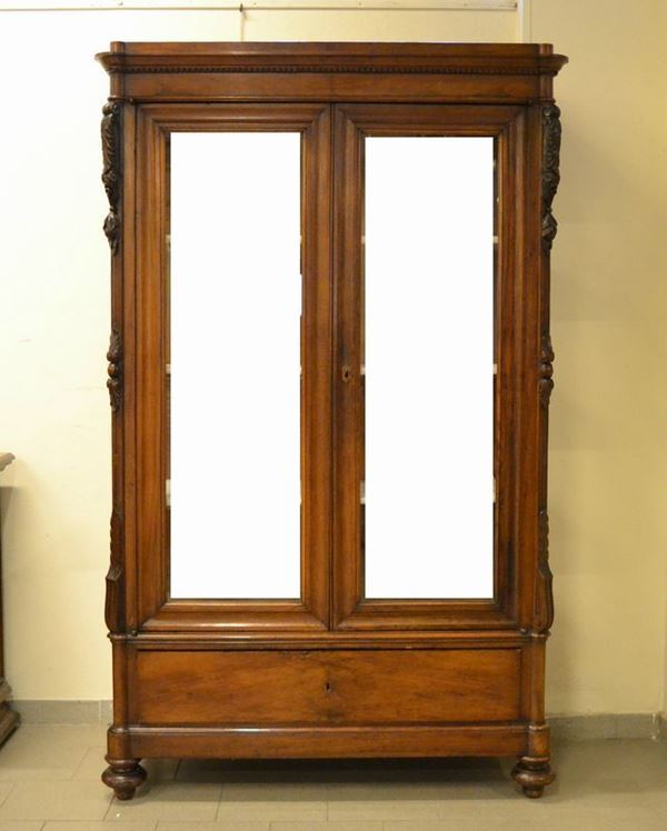 Vetrina, sec. XIX, in noce con laterali intagliati, due sportelli ed un cassetto, piedi a cipolla, cm 128x56x205