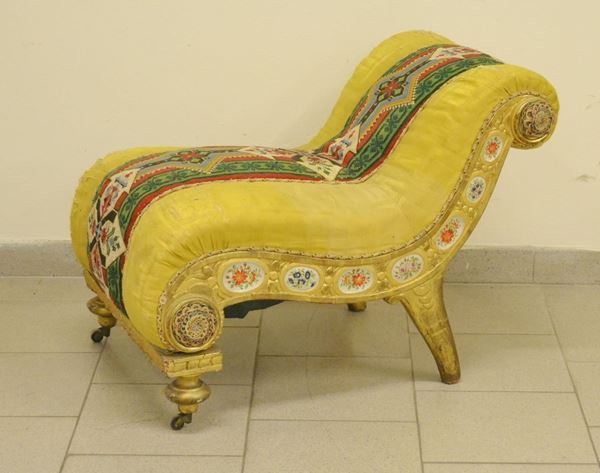 Poltroncina, Francia, sec. XVIII, in legno dorato e decorato a motivi floreali, ricoperta in seta e stoffa decorata a motivi geometrici, piedi posteriori troncopiramidali e anteriori a cipolla con piccole rotelle, cm 48x78x58, danni e mancanze