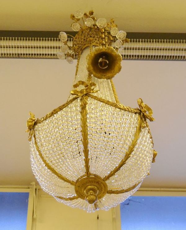 Lumiera a paniere, inizi sec. XX, in metallo dorato e lavorato, a sei luci con fili in vetro, cm 60x110