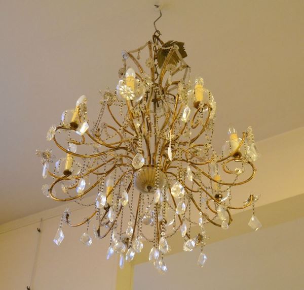 Lampadario, sec. XX, in metallo dorato, a otto luci, con fili e gocce in vetro, cm 80x90