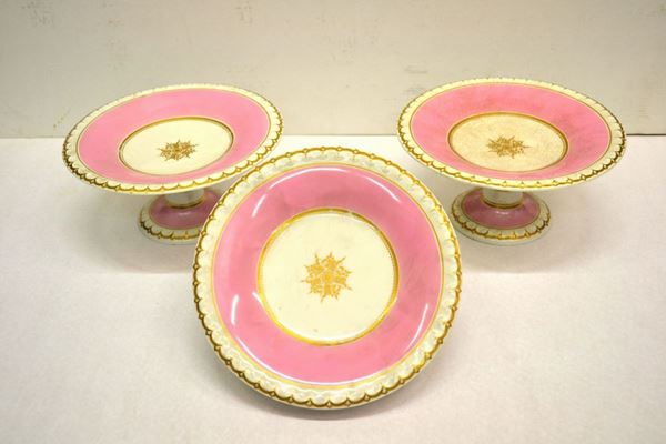 Servito di piatti da dolce, fine sec. XIX-inizi sec. XX, in ceramica con tesa smerlata color rosa con bordo oro, composto di ventiquattro pezzi, un piatto restaurato ( 24 ) Composizione: 18 piatti e 6 alzate