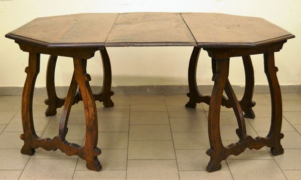 Tavolo, Toscana sec. XVIII, formato da due consolle scantonate ad una prolunga, gambe a lira, parti ricostruite con materiale antico, cm 169x133x76