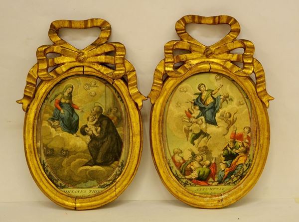 Coppia di piccole stampe ovali, sec. XIX, entro cornici intagliate e dorate con cimasa a fiocco, cm 34x24, comprese le cornici
