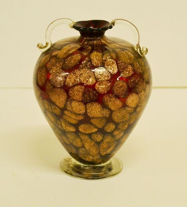 Vasetto, sec. XIX, in vetro di murano, con decorazioni rosso-oro e due piccoli manici, cm 15